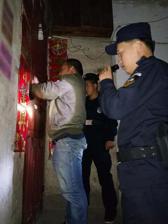 济宁粗心妈妈误将幼女锁家中 