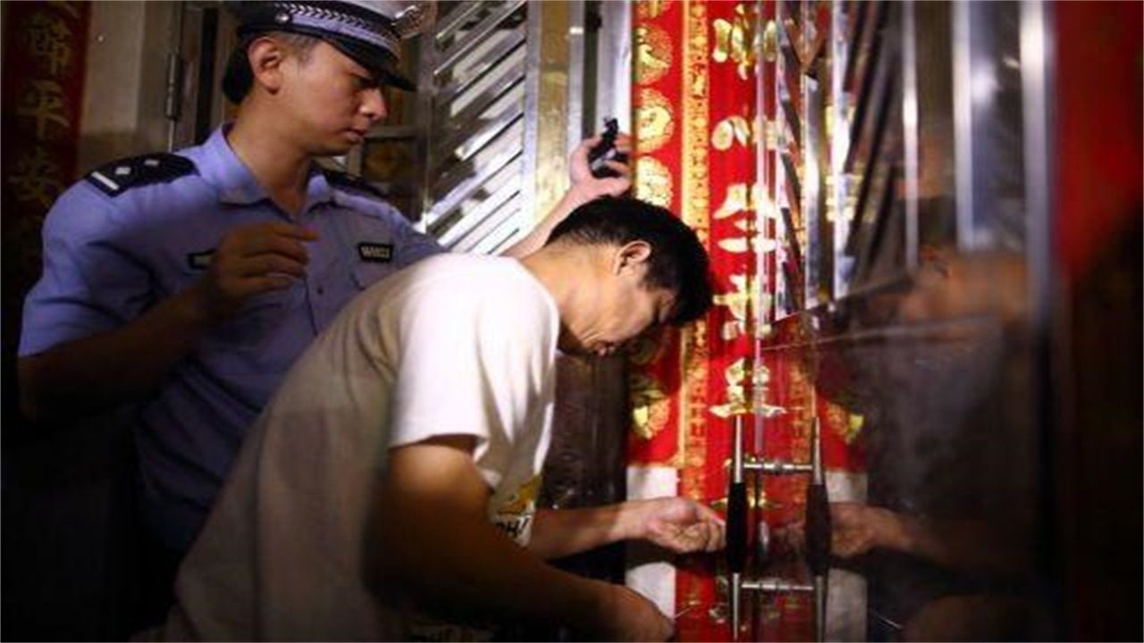 济宁请开锁师傅开了锁后，师傅